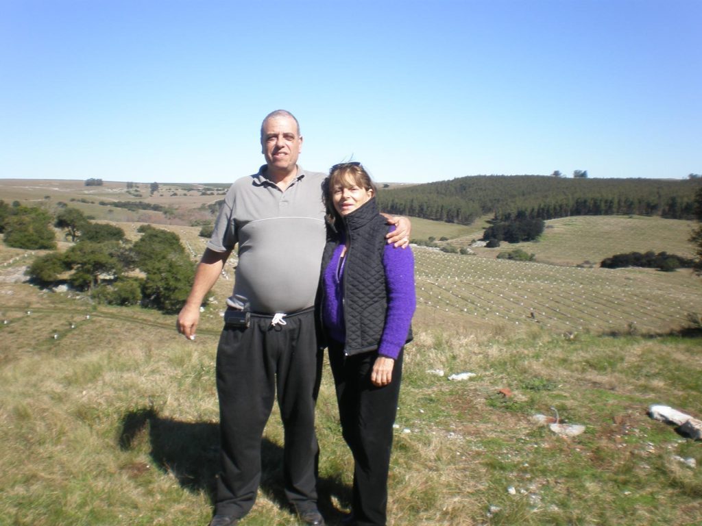 Myrna y Hugo, los fundadores de Sabiá, frente al olivar recién plantado