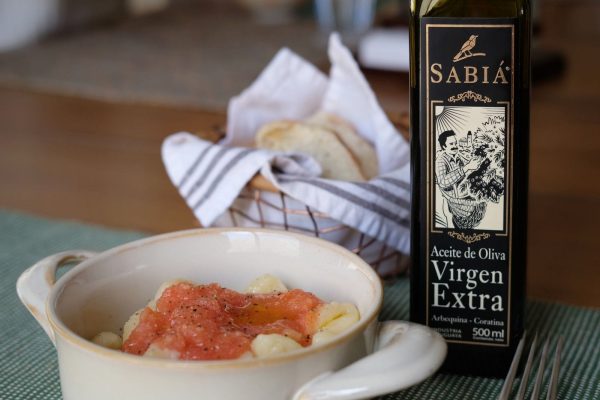 Botella de Sabiá Bivarietal en la mesa