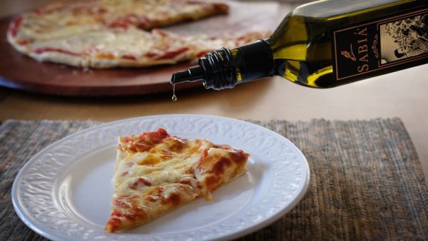 Aceite Sabiá servido sobre pizza