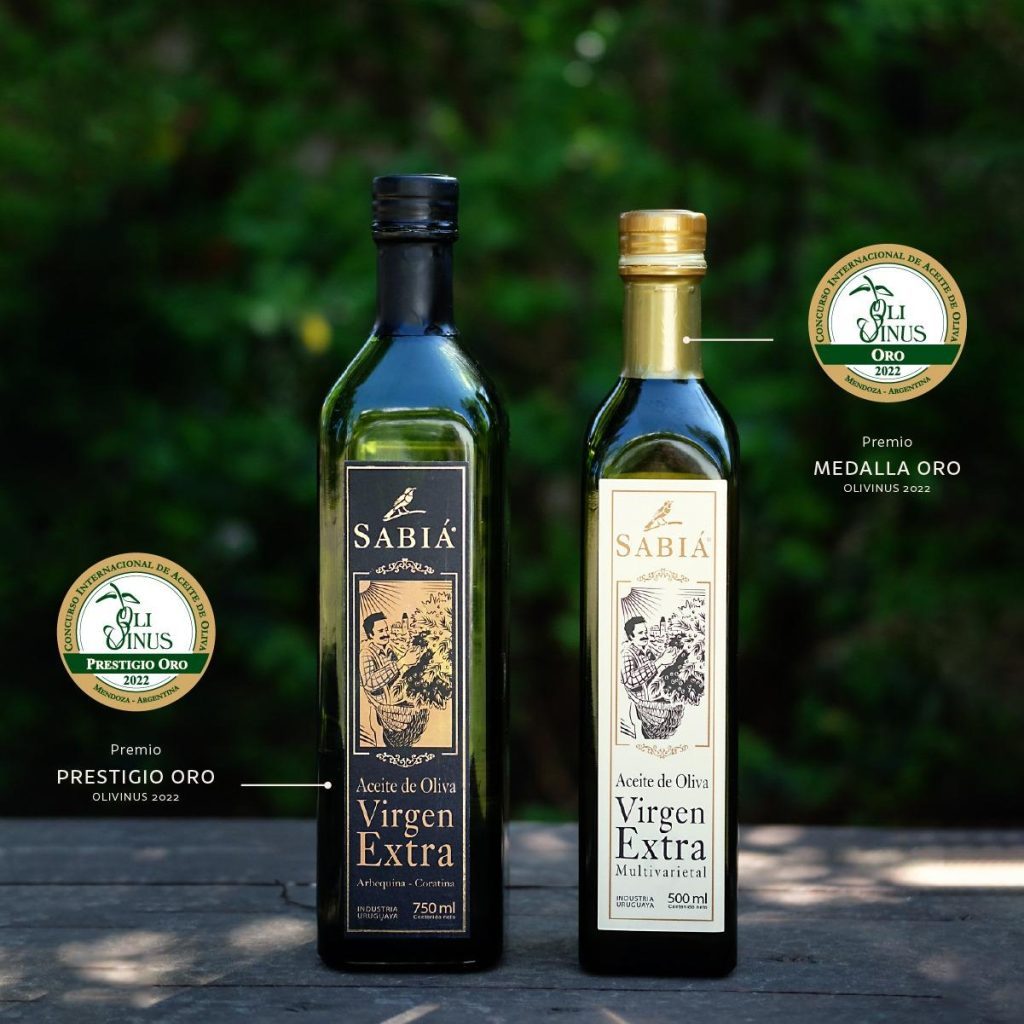Botellas de Sabiá Bivarietal y Multivarietal con sus medallas Prestigio Oro y Oro de Olivinus 2022